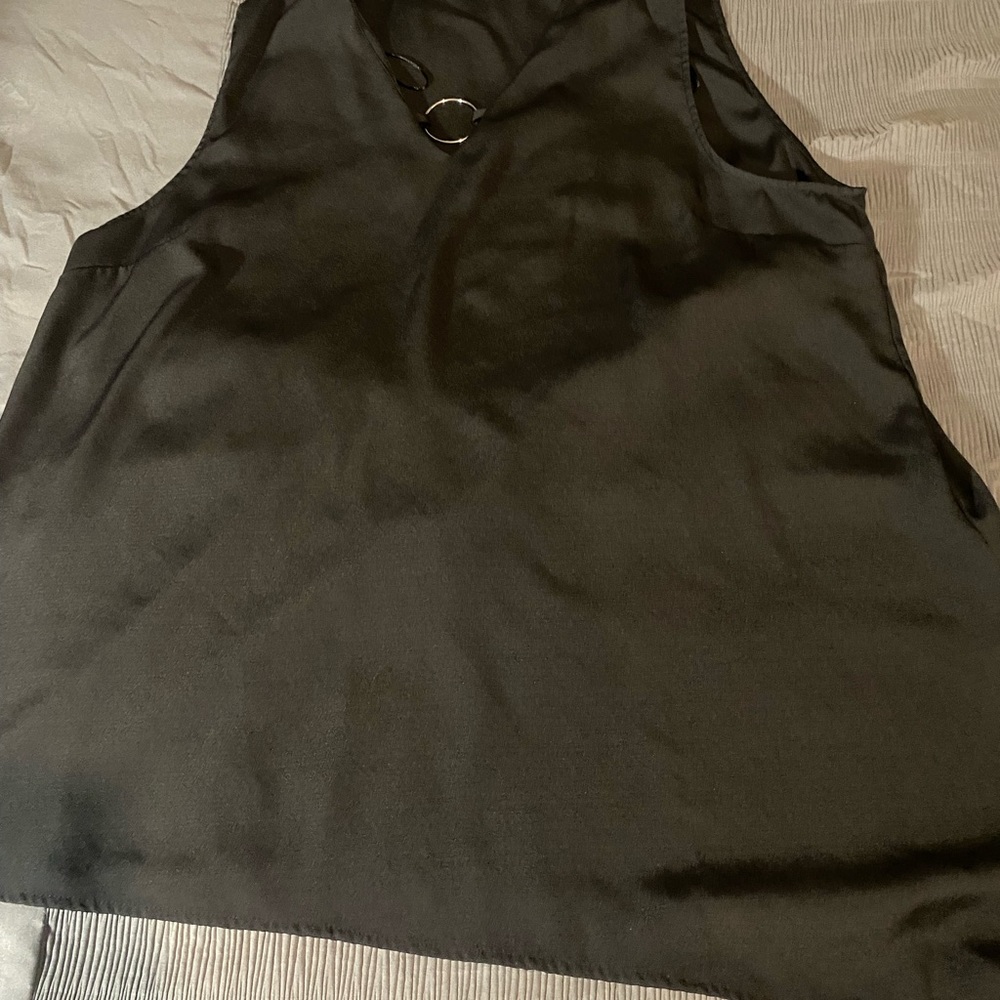 sleeveless top, with the metal ring in the middle, black. Asymmetrical top